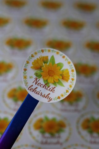 „Láska v detailoch 💛 – každá nálepka prechádza mojimi rukami.“