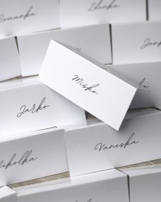 Ak by si mal teraz pred sebou menovku – čo by na nej stálo? Či už ide o svadbu, oslavu, školský program alebo firemný...