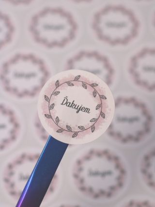 Moje najstaršie a stále najobľúbenejšie „Ďakujem“ nálepky 💗 Jemný ružový venček, jednoduchý dizajn a univerzálne použitie...